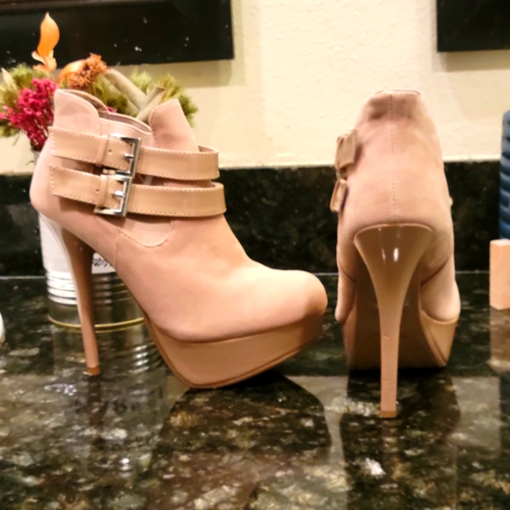 Sexy JustFabulous  RADHIKA Platform Stilettos 6.5 color nude